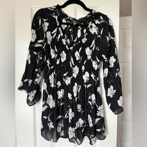 Ninety Clothing Co. Long Flowy V-Neck Blouse. Size M EUC